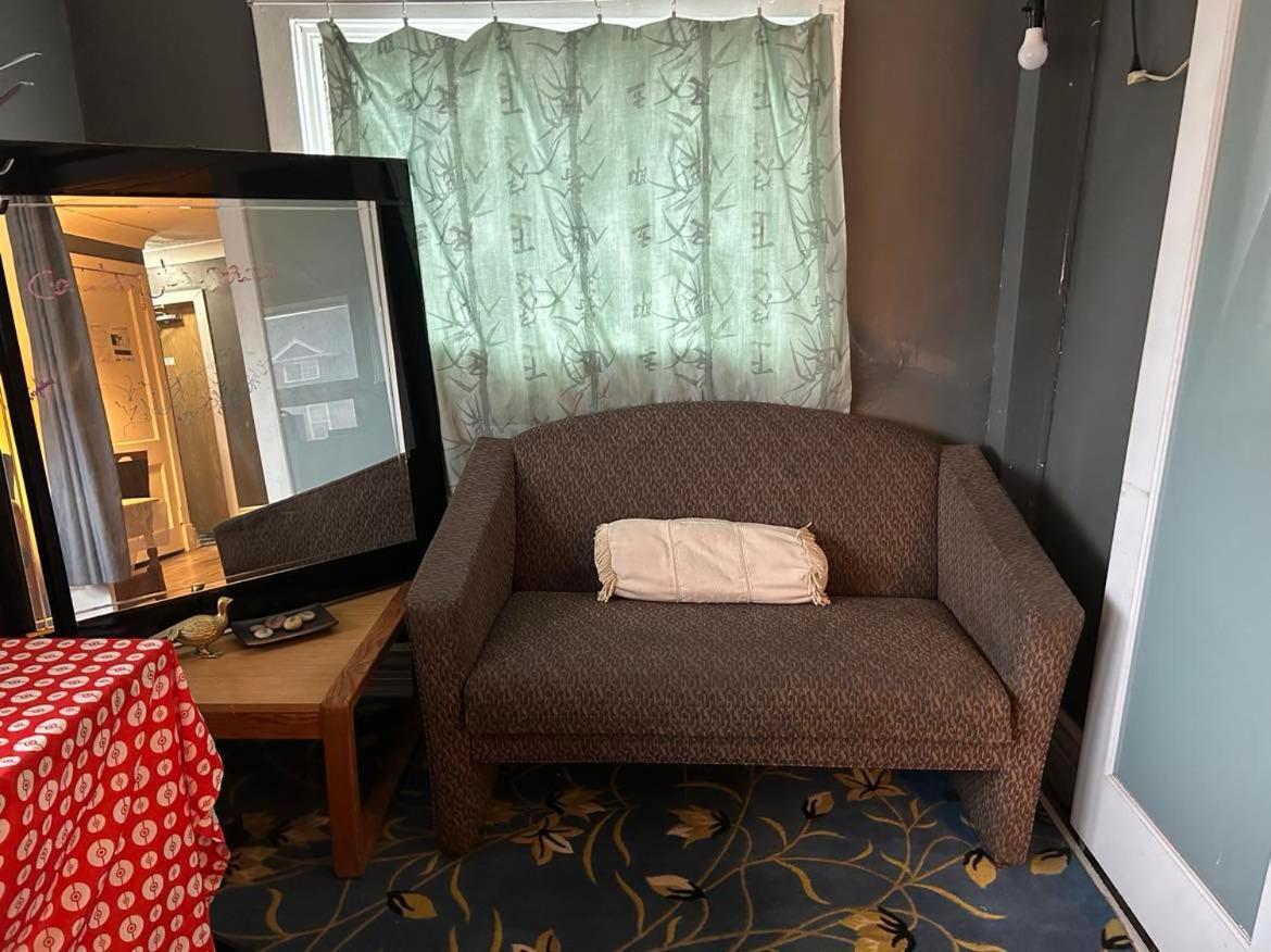 Maryland Homestay In Winnpeg Downtown Γουίνιπεγκ Δωμάτιο φωτογραφία